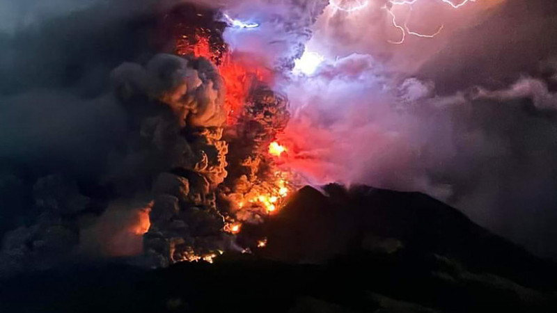 Photo of foto, video | Imagini apocaliptice în Indonezia, unde a început să erupă vulcanul Ruang. A fost emisă alertă de tsunami